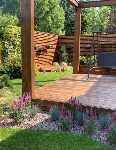 Moderná okrasná záhrada s drevenou terasou v Limbachu – kompletná realizácia Creanatura