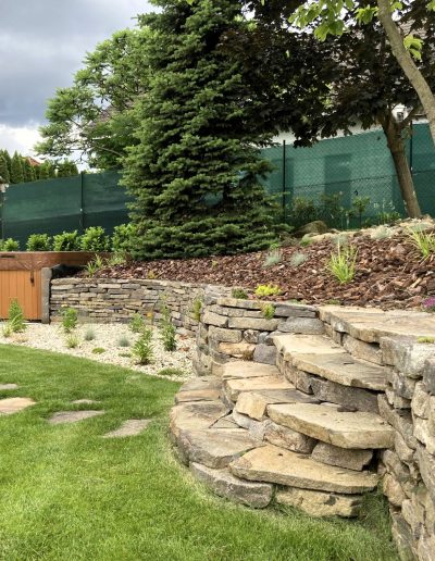 Realizácia súkromnej záhrady s kamenným múrikom – záhradná architektúra Creanatura