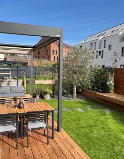 Moderná okrasná záhrada s drevenou terasou a záhradným posedením v Bratislave – kompletná realizácia Creanatura