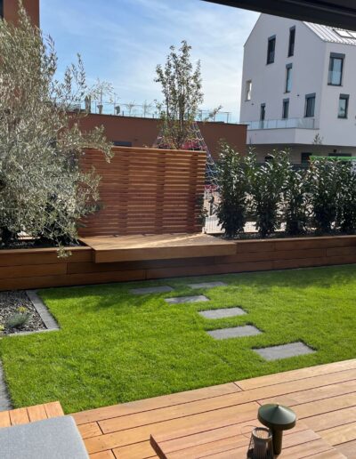 Moderná okrasná záhrada s drevenou terasou a vyvýšenými záhonmi v Bratislave – kompletná realizácia Creanatura