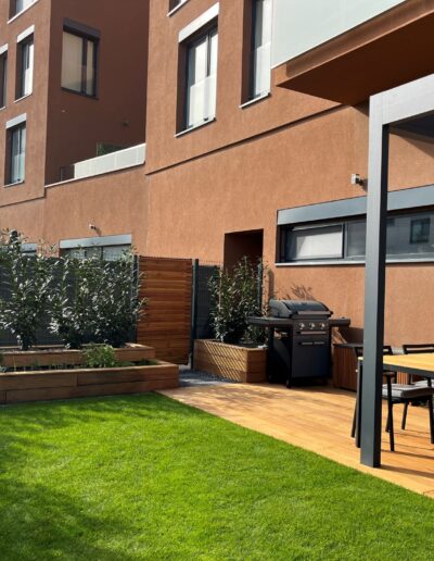 Moderná okrasná záhrada s drevenou terasou v Bratislave – kompletná realizácia Creanatura
