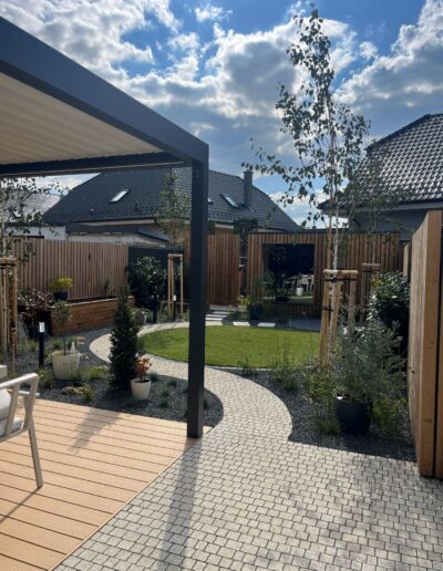 Realizácia malej záhrady so saunou a drevenými prvkami v Bratislave – realizácia Creanatura