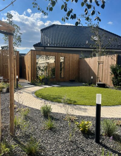 Realizácia malej záhrady so saunou, smart osvetlením a drevenými prvkami v Bratislave – realizácia Creanatura