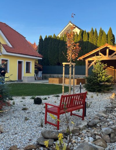 Realizácia záhrady so suchým potokom, farebnou lavičkou a dreveným altánkom s vyvýšenými záhonmi Pezinok – kompletná realizácia Creanatura