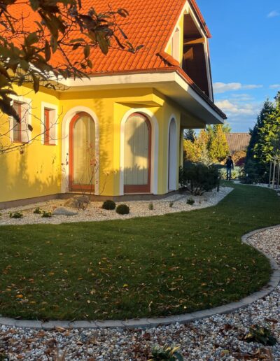 Realizácia okrasnej záhrady s trávnikovým lemom Pezinok – realizácia Creanatura
